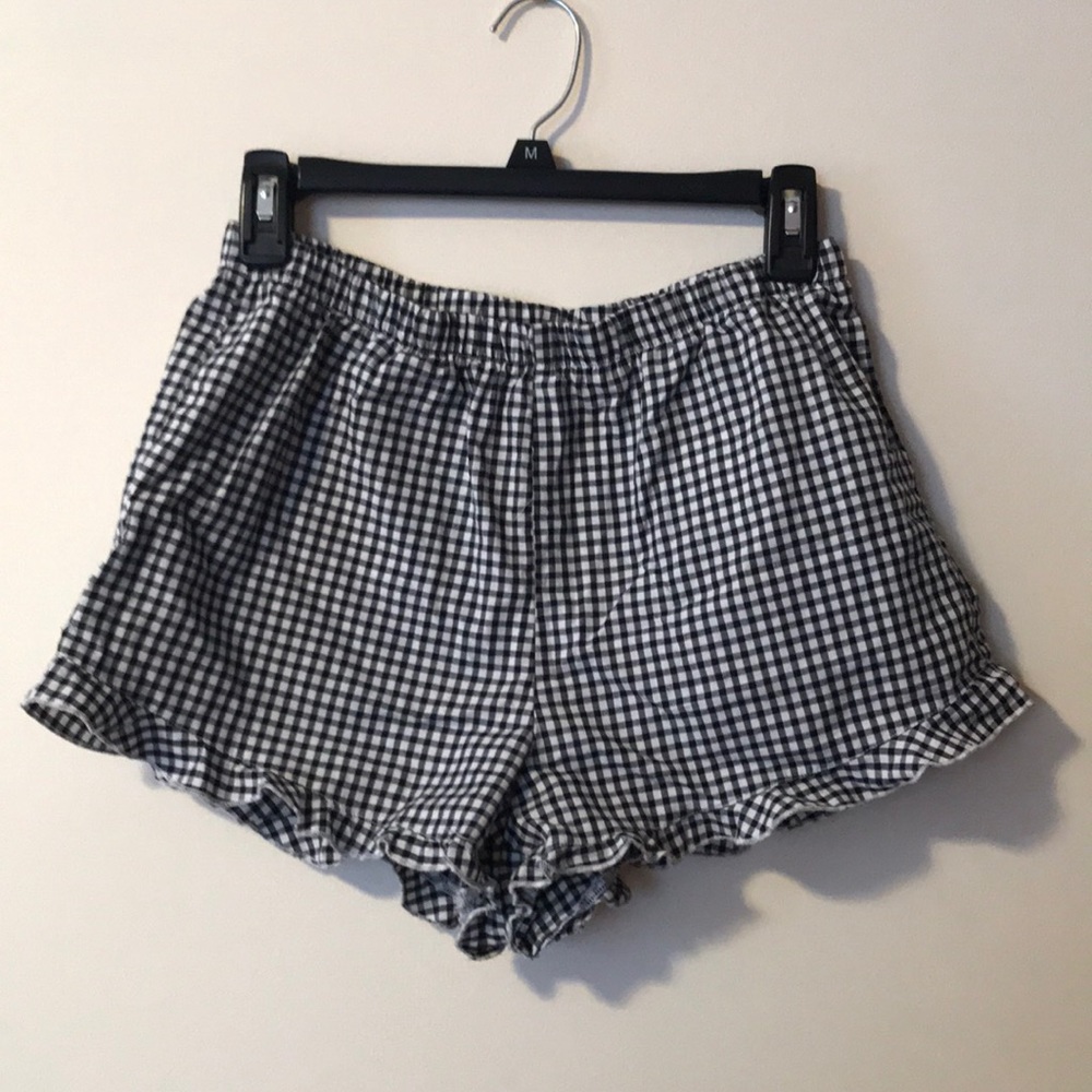 Checkered ruffled shorts👀